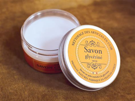 Application de savon glycériné sur un article en cuir avec une brosse douce