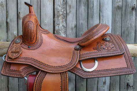 Application de crème sur une selle western