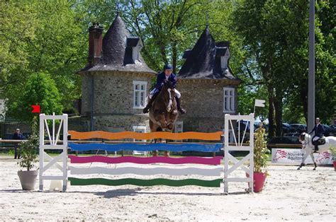 Piste de saut d'obstacles lors d'un événement équestre