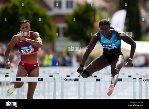 VTTiste féminine en action lors d'une course