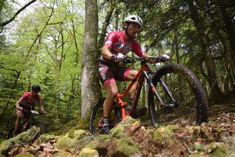 Athlètes VTT en discussion après une course