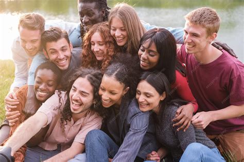Groupe de jeunes VTTistes s'entraînant sur un parcours