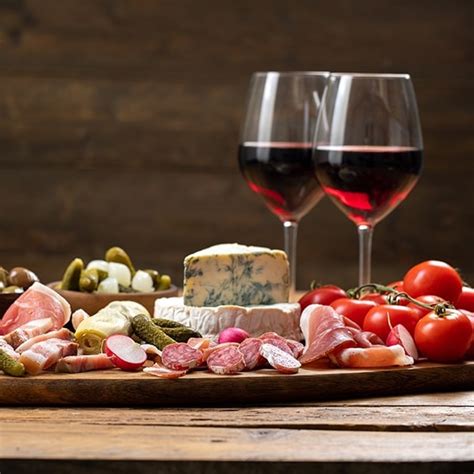 Planche de charcuterie et fromage avec des verres de vin et de bière