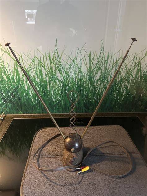 Ancienne antenne de radio avec un micro