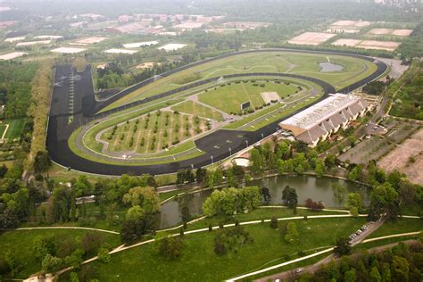Hippodrome de Vincennes avec des tribunes pleines