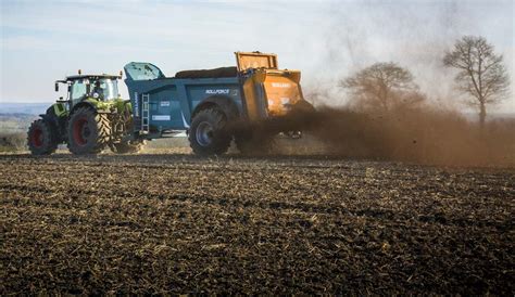 Champ agricole avec épandage de fumier