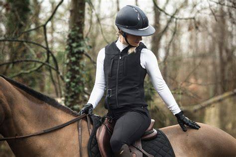 Équipement de sécurité pour cavalier de CSO (casque, gilet)