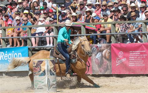 Cavalier participant à une course de barrel racing