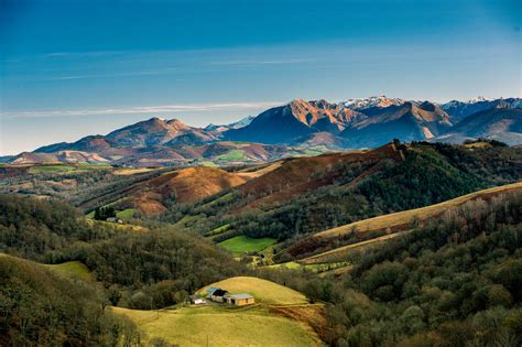 Vue panoramique des Écuries de Soule dans un paysage basque