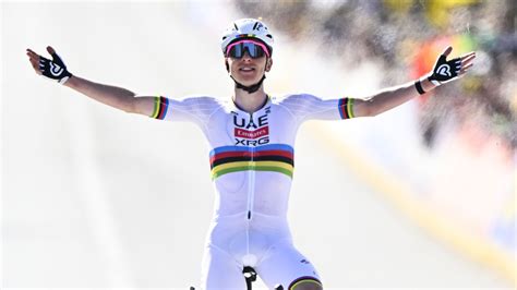 Tadej Pogacar célébrant une victoire
