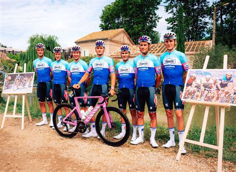 peloton de jeunes cyclistes