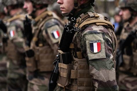 Image d'un militaire français blessé recevant un soutien