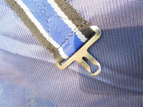 Détail de la fermeture auto-agrippante d'une chemise anti-mouches